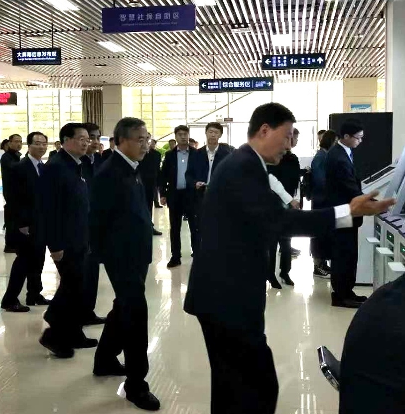 胡春华副总理考察郑州人社 向日葵app下载网址进入官方网站智慧大厅自助服务系统受到关注